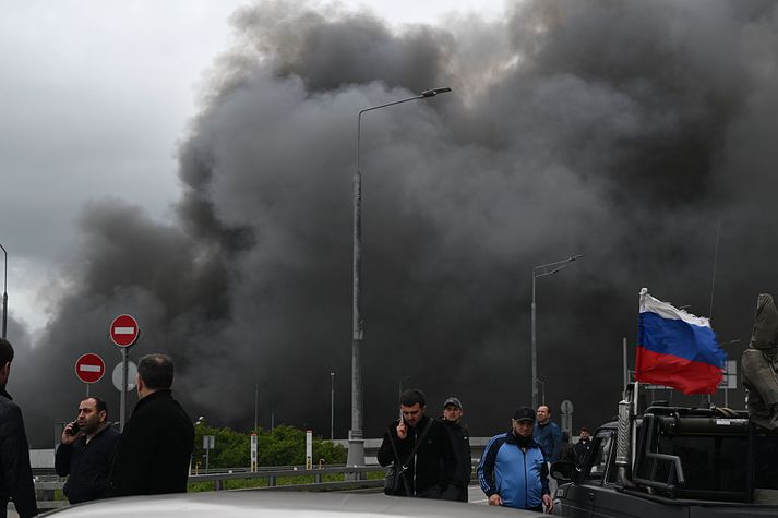 Þykkan svartan reyk leggur frá olíuhreinsistöð Gazprom við Moskvu eftir að hún varð fyrir úkraínskum dróna. Þetta var önnur drónaárásin á stöðina á þremur dögum.