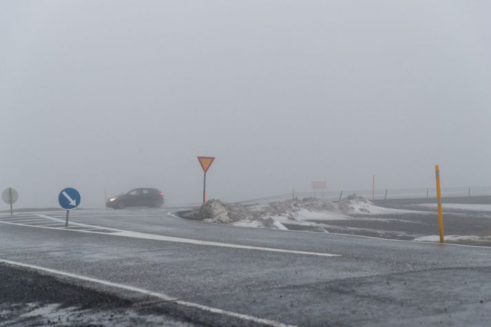 Verktakar Vegagerðarinnar verða við störf í nótt og í fyrramálið og því ætti að vera greiðfært þrátt fyrir snjókomu. 