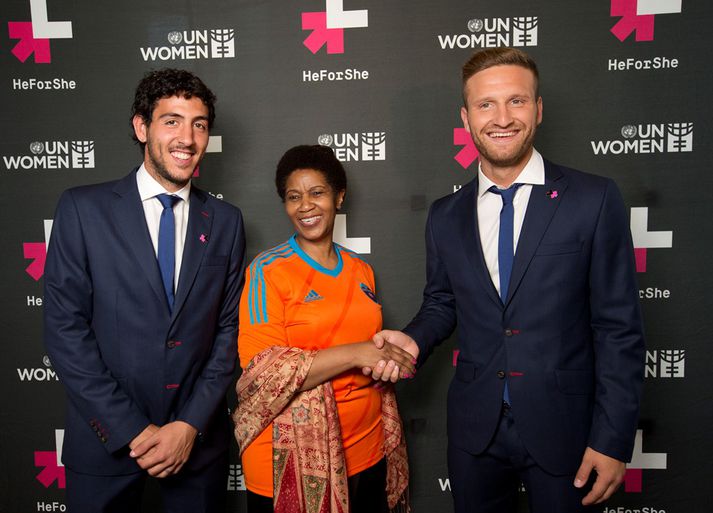 Dani Parejo, fyrirliði Valencia, Phumzile Mlambo-Ngcuka, framkvæmdastýra UN Women og Shkodran Mustafi, varnarmaður liðsins.