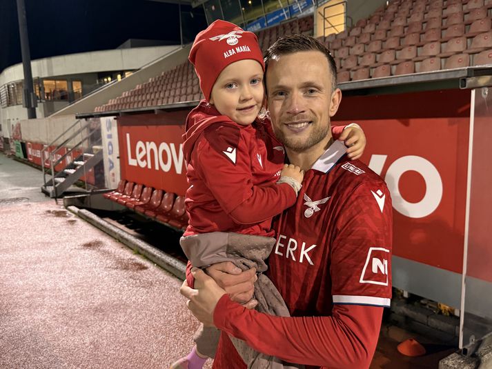 Sigurður Egill Lárusson að loknum síðasta heimaleik sínum með Val. 