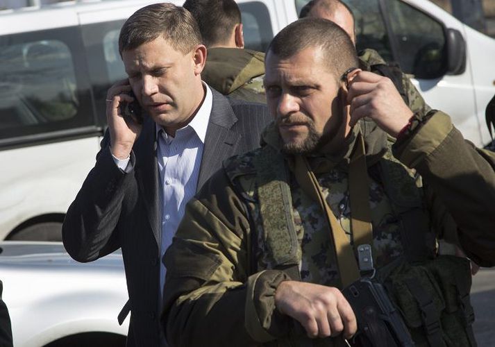 Leiðtogi uppreisnarmanna Alexander Sakhartsjenkó, í jakkafötum vinstra megin á myndinni, leiðtogi aðskilnaðarsinna í Donetsk-héraði.fréttablaðið/AP