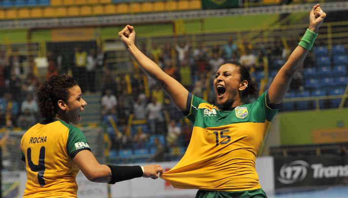 Silvia Pinheiro, til hægri, og Samira Rocha, fagna sigrinum glæsilega á Frökkum í gær.