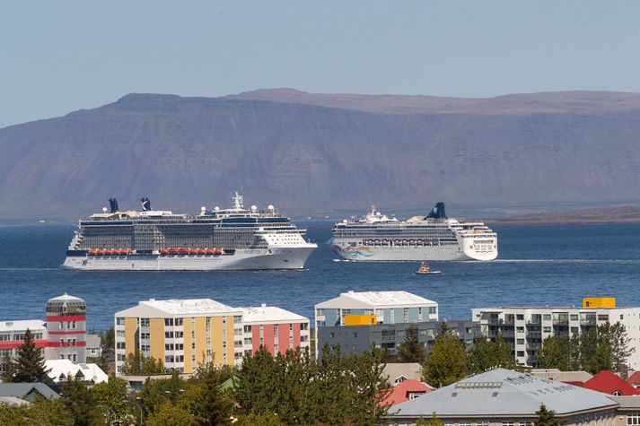 Skemmtiferðaskip á leið til og frá hafnar eru orðin alvanaleg sjón í Reykjavík á sumrin. Næsta sumar stefnir í að verða það langstærsta í komum skipa af þessu tagi.