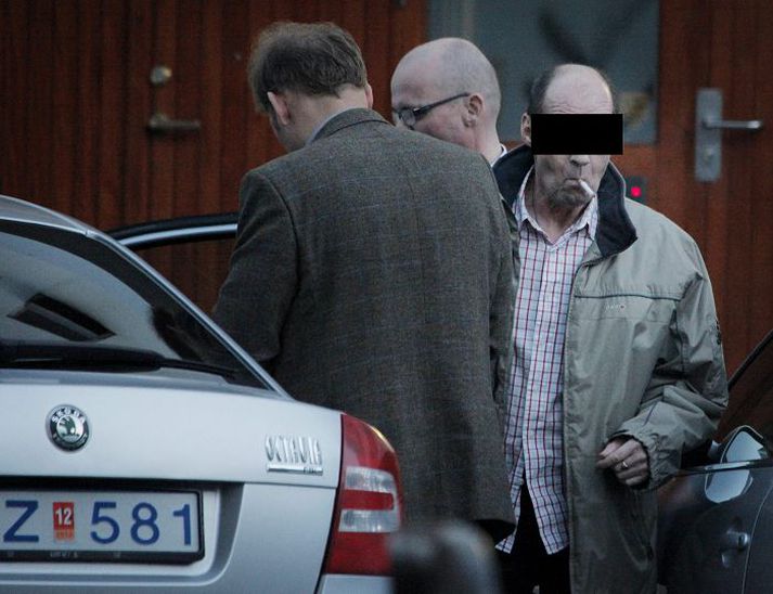 Á leið í varðhald Maðurinn var leiddur fyrir dómara á sunnudagskvöld og úrskurðaður í varðhald.