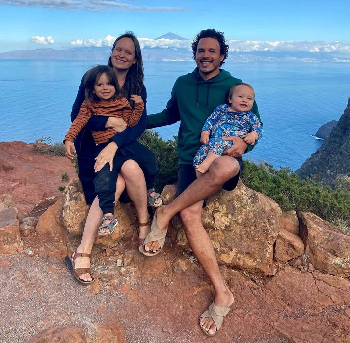 Juan og Ásthildur giftu sig eftir bakpokaferðalag. Hér eru þau með börnum sínum tveimur.