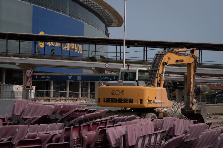 Byrjað er að rífa niður Camp Nou leikvanginn í Barcelona.