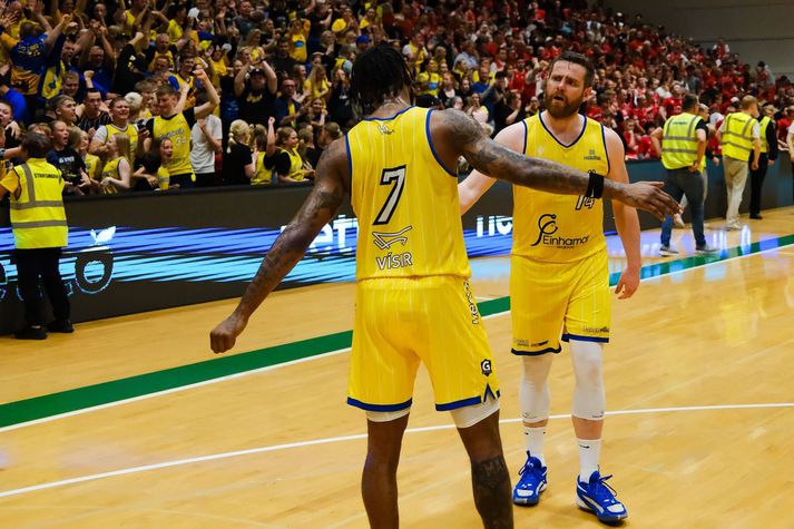 Ólafur Ólafsson og Deandre Kane fagna sigrinum í Smáranum í gærkvöldi.