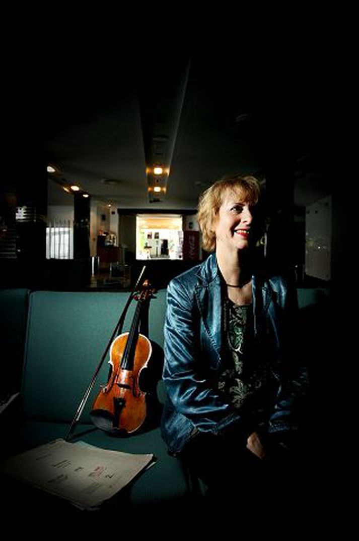 Gæfa að fá að vaxa með sinfóníunni. Guðný Guðmundsdóttir konsertmeistari glímir við sígauna og bullandi rómantík  á tónleikunum á morgun. 