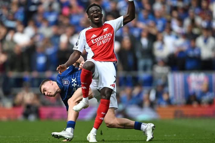 Saka þurfti að fara meiddur af velli gegn Ipswich.