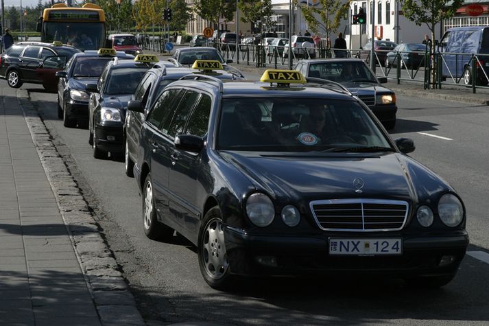 Sá sem fyrir högginu varð var að troðast fram fyrir í röð fyrir leigubíla.
