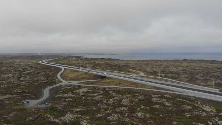 Frá gatnamótum Reykjanesbrautar við Hvassahraun.