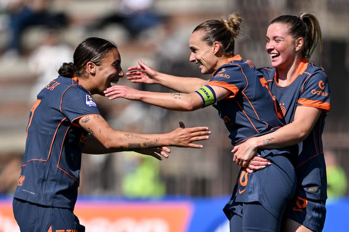 Karólína Lea Vilhjálmsdóttir fagnar með fyrirliðanum Linu Magull eftir að hún kom Inter í 2-0.