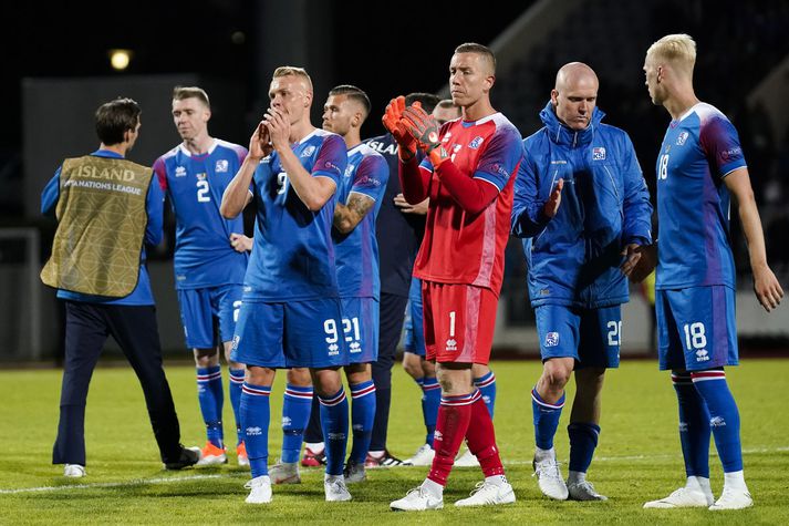 Strákarnir okkar þakka fyrir stuðninginn á Laugardalsvelli eftir 0-3 tap gegn Belgíu í Þjóðadeildinni.