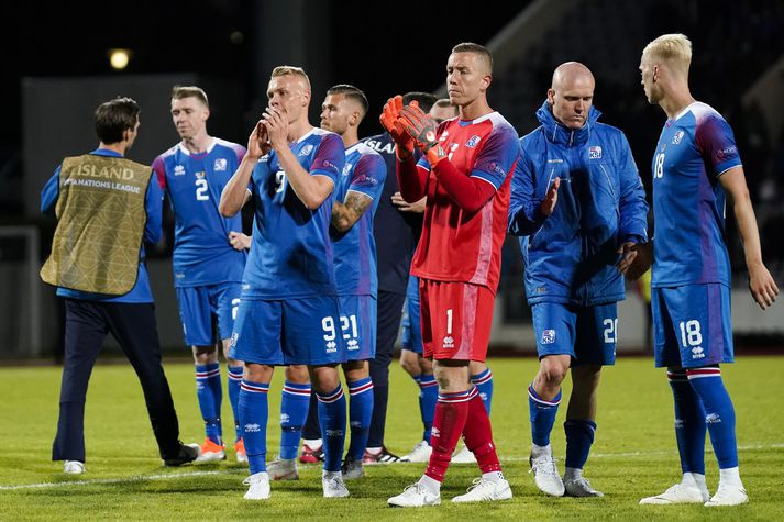 Strákarnir okkar þakka fyrir stuðninginn á Laugardalsvelli eftir 0-3 tap gegn Belgíu í Þjóðadeildinni. 