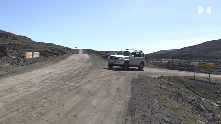 Frá gatnamótum Vestfjarðavegar og Bíldudalsvegar á Dynjandisheiði. Hluti endurbóta vegarins í fyrsta áfanga er um Pennusneiðing og langleiðina að gatnamótunum.