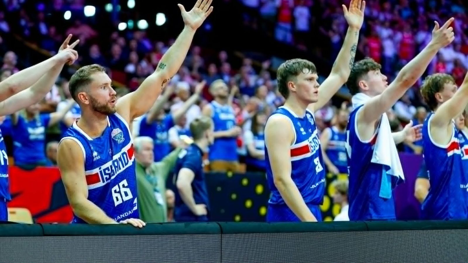 Veifuðu eftir dómurnum sem flúðu af vett­vangi: „Eðli­legt að þeir hlaupi í burtu“