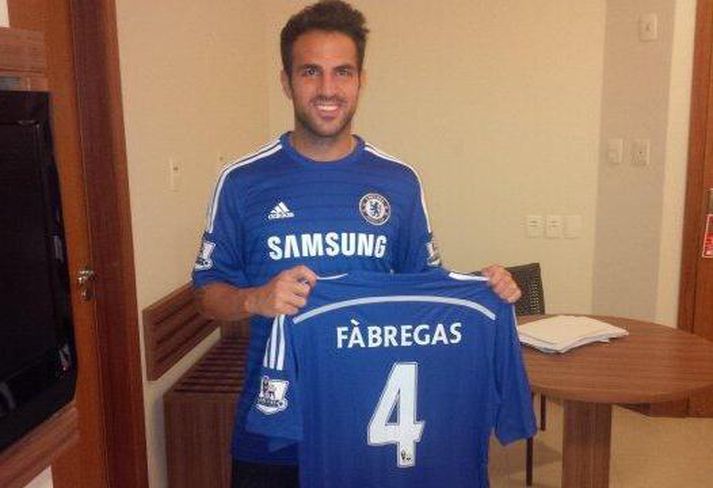 Cesc Fábregas með Chelsea-treyjuna eftir undirskriftina.