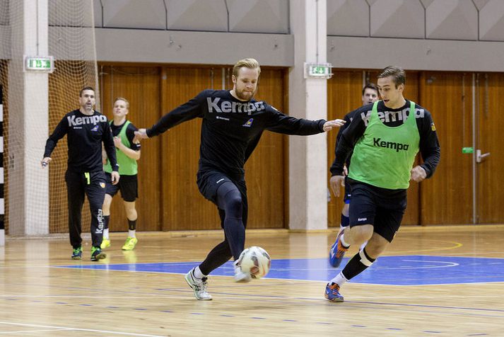 Gunnar Steinn Jónsson sýnir tilþrif í fótbolta með Guðmund Hólmar Helgason til varnar í vestinu.
