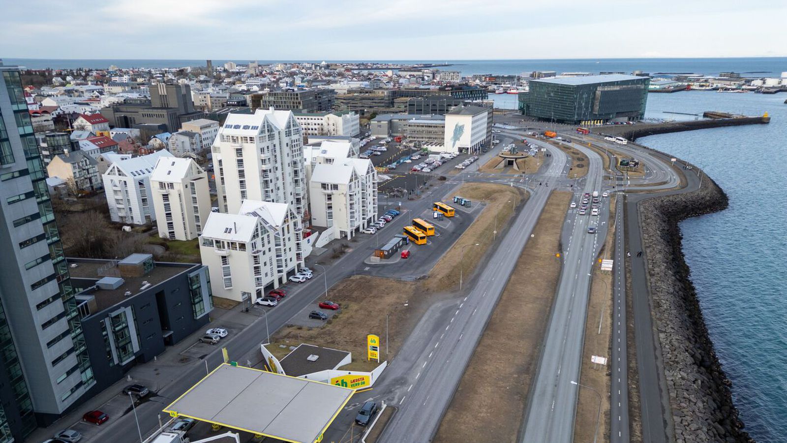 Loka Sæ­braut til austurs við Hörpu í kvöld