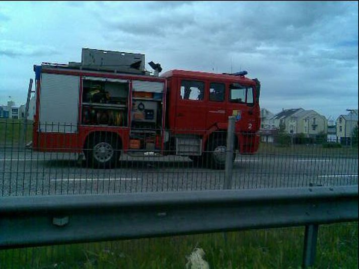 Dælubíll var sendur á vettvang til þess að hreinsa upp olíu.