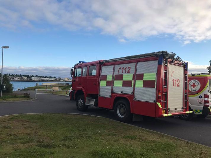 Slökkvilið er á vettvangi að slökkva eldinn.