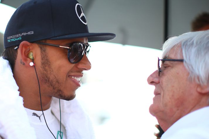 Hamilton og Ecclestone ræða málin.