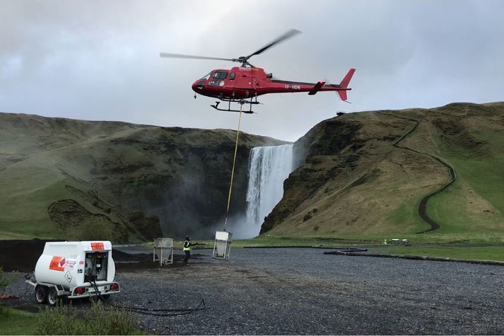 Þyrlan var við stígagerðina síðustu fjóra daga. Takið eftir að enginn ferðamaður sést við Skógafoss. Búast hefði mátt við að bílastæðið væri þéttsetið rútum og bílaleigubílum, ef veirufaraldurinn hefði ekki blossað upp.