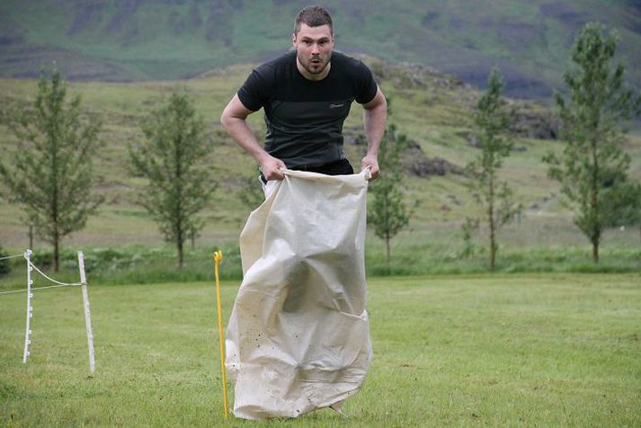 Hjalti Freyr Guðmundsson hljóp í poka, rakaði og ýtti heyrúllum.