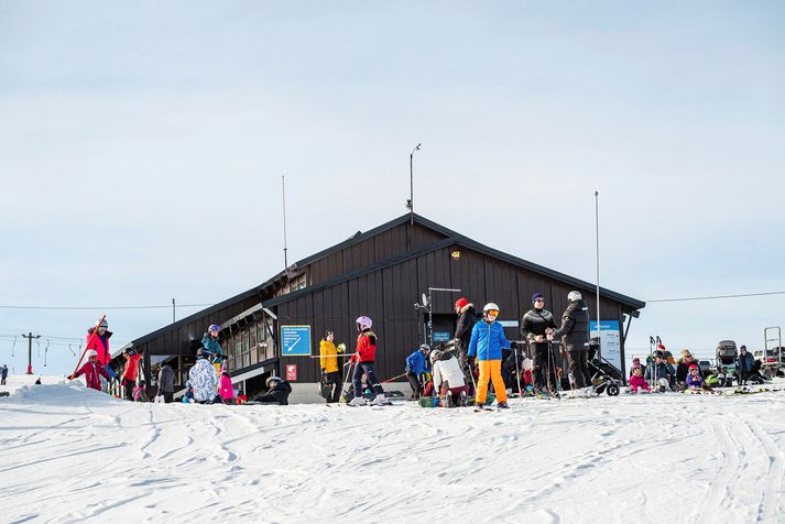 Skíðafólk virtist sýna því skilning að lokað var í Bláfjöllum eftir hádegið í dag. 