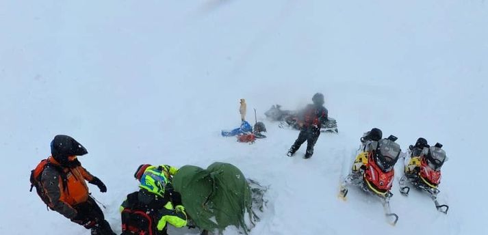 Neyðarkall frá neyðarsendi barst björgunaraðilum í gær og var fjölmennt lið björgunarsveita kallað út til að halda á jökulinn.