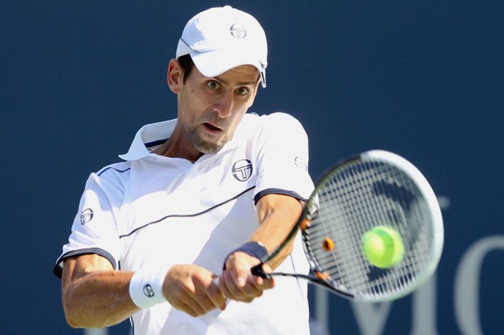 Djokovic slær bakhönd í leiknum í nótt.