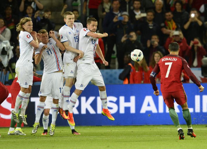 Aukaspyrna Cristiano Ronaldo komst ekki framhjá íslenska varnarveggnum