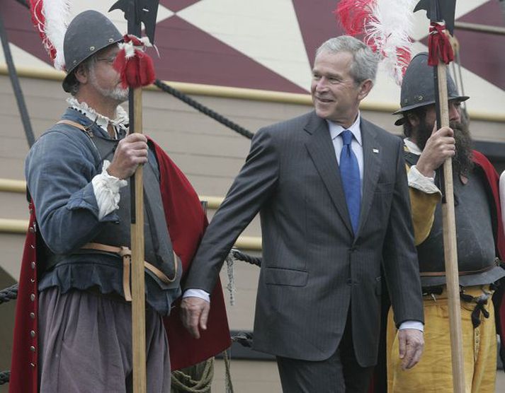 Bush í Jamestown. Bandaríkjaforseti brosti breitt er hann gekk um hina „gömlu Jamestown“ í gær.