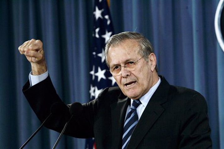 Donald Rumsfeld, varnarmálaráðherra Bandaríkjanna, gæti þurft að svara spurningum rannsóknarnefndar Evrópuþingsins um möguleg leynifangelsi CIA í Evrópu.