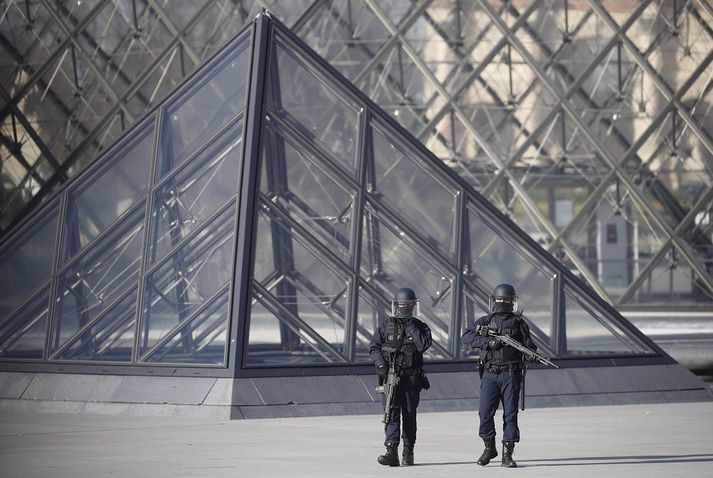 Mikil öryggisgæsla hefur verið við Louvre-safnið eftir að ráðist var á hermenn þar fyrr á þessu ári. Myndin er úr safni.