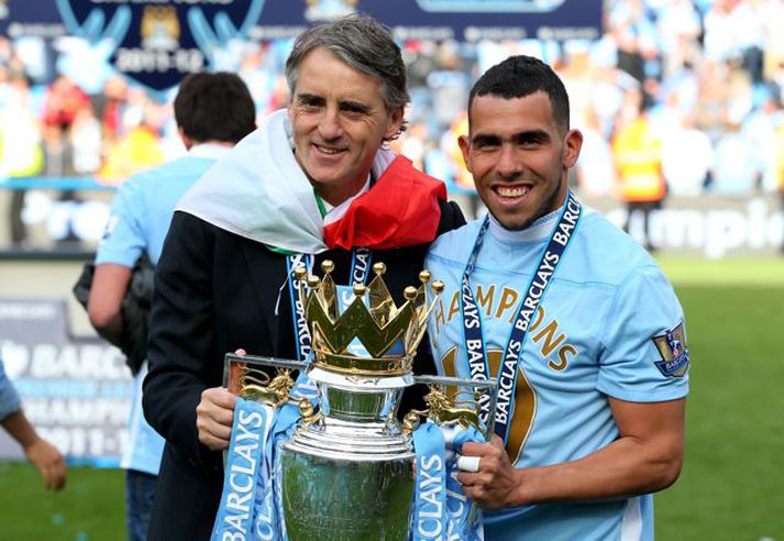 Það fór vel á með þeim Roberto Mancini og Carlos Tevez á Etihad-leikvanginum í gær.