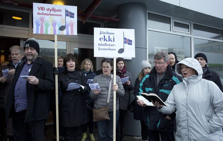 Rúmt ár er síðan að tónlistarkennarar stóðu í verkfallsaðgerðum, en haustið 2014 varði verkfall þeirra í fimm vikur. 