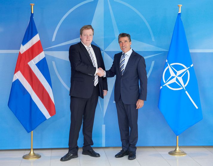 Sigmundur og Anders funduðu í höfuðstöðvum NATO í gær.