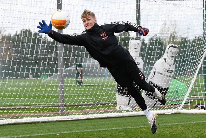 Rúnar Alex Runarsson á æfingu hjá Arsenal fyrir Evrópudeildarleikinn á móti Dundalk.