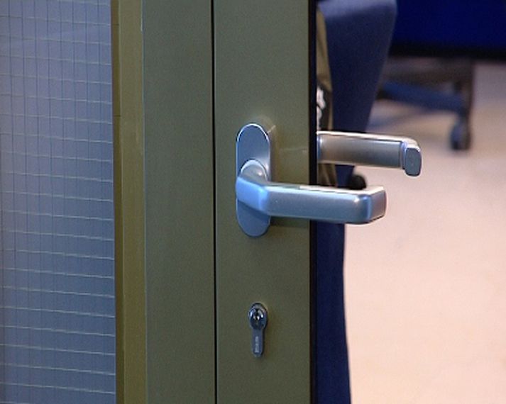 Rúða í þessari millihurð brotnaði þegar maðurinn gekk berserksgang.