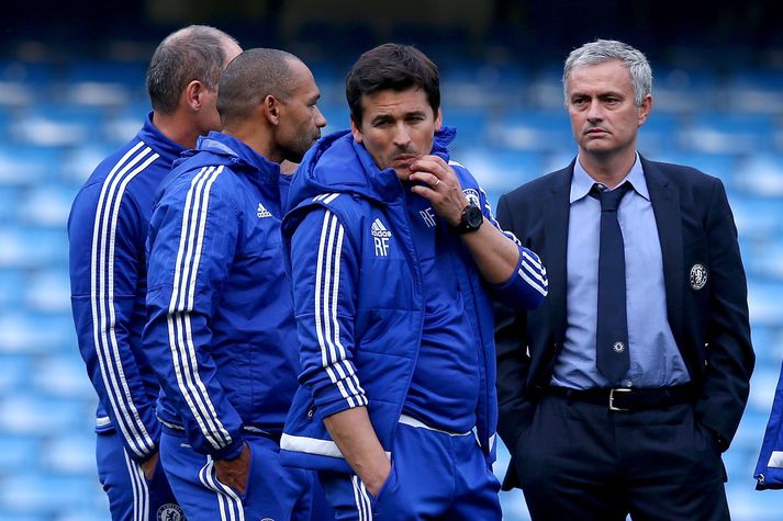 Mourinho hélt fund með þjálfarateymi sínu úti á velli eftir tapið fyrir Liverpool í gær.