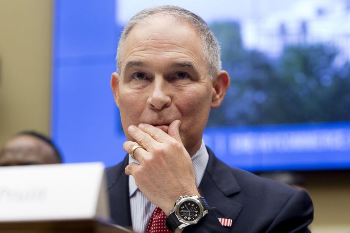 Þrátt fyrir röð hneykslismála situr Scott Pruitt enn sem fastast í embætti forstjóra EPA, meðal annars vegna ánægju Trump forseta með framgöngu hans í að afnema umhverfisreglur.