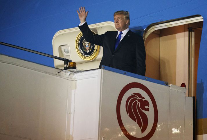 Trump við komuna til Singapúr. Fundur hans og Kim á að hefjast kl. 1 í nótt að íslenskum tíma.