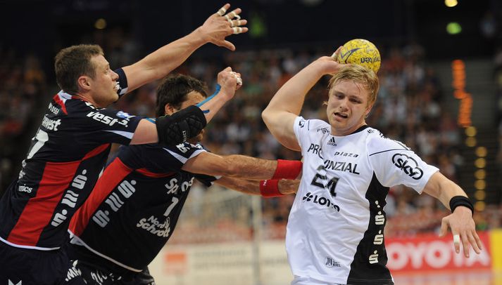 Michael V. Knudsen reynir hér að stoppa Aron Pálmarsson í leik Kiel og Flensburg.