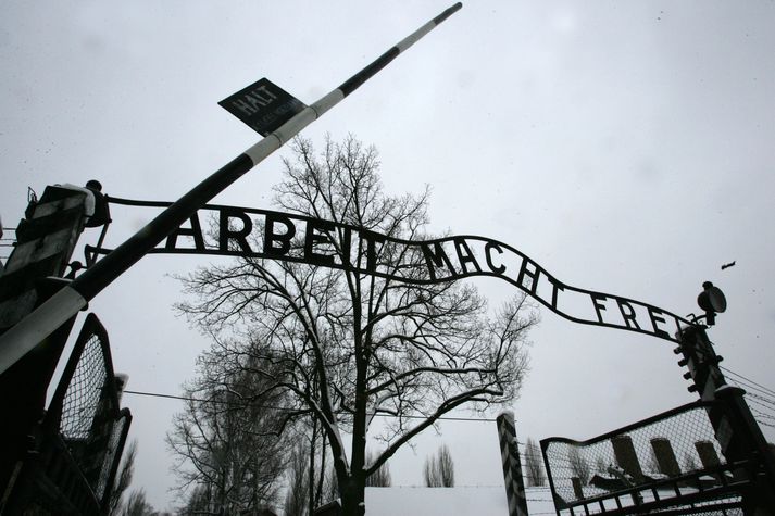 Rúmlega milljón manns létust í útrýmingarbúðum nasista í Auschwitz. Nú hefur verið ákveðið að sækja þrjátíu fyrrverandi fangaverði til saka fyrir aðild sína að ódæðunum sem þar voru framin.