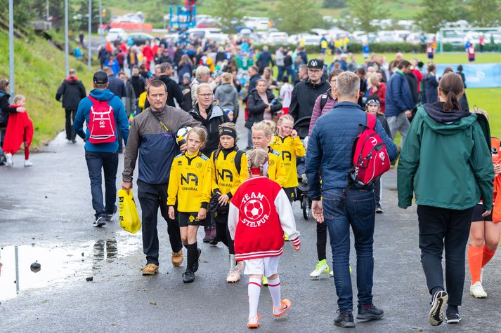 Ungir iðkendur komast af stað á nýjan leik á mánudaginn undir handleiðslu þjálfara, en mamma og pabbi verða að halda sig fjarri enn um sinn.