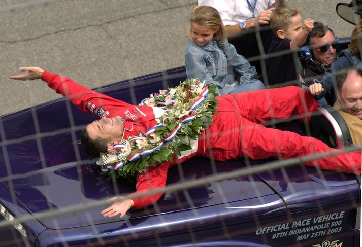 Gil sigraði Indianapolis 500 kappaksturinn árið 2003 og hér sést hann fagna árangrinum. Hann kvaddi aðeins 56 ára gamall.