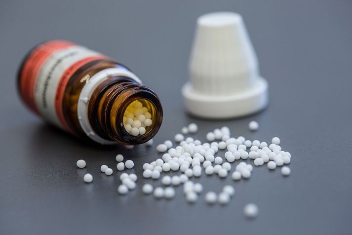 Yfirmaður breska heilbrigðiskerfisins segir að smáskammtalækningar séu í besta falli lyfleysa og misnotkun á dýrmætu fé ætluðu til heilbrigðiskerfisins.