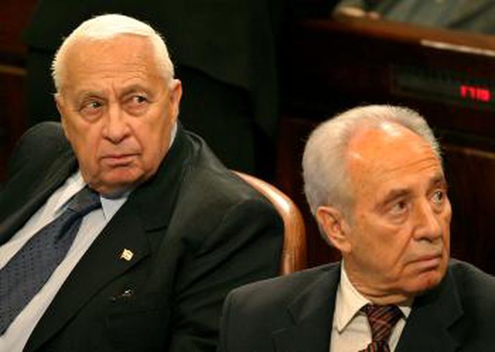 Ariel Sharon og Shimon Peres á þingi, en Peres hefur verið boðið að ganga til liðs við hinn nýja miðjuflokk Sharons.