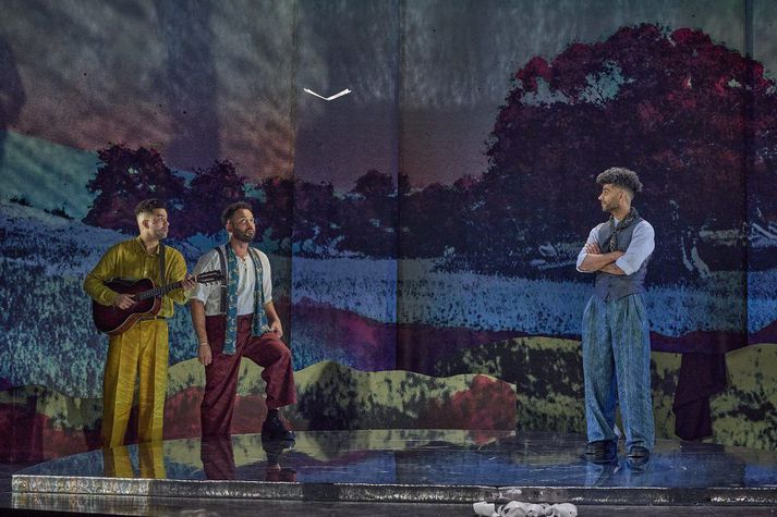 Unnsteinn Manuel Stefánsson, Davíð Þór Katrínarson og Jónmundur Grétarsson,á sviði í Þjóðleikhúsinu.  